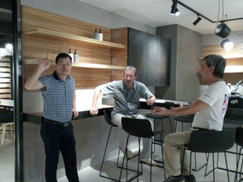 圖1.5-在新展廳現(xiàn)場交流.jpg